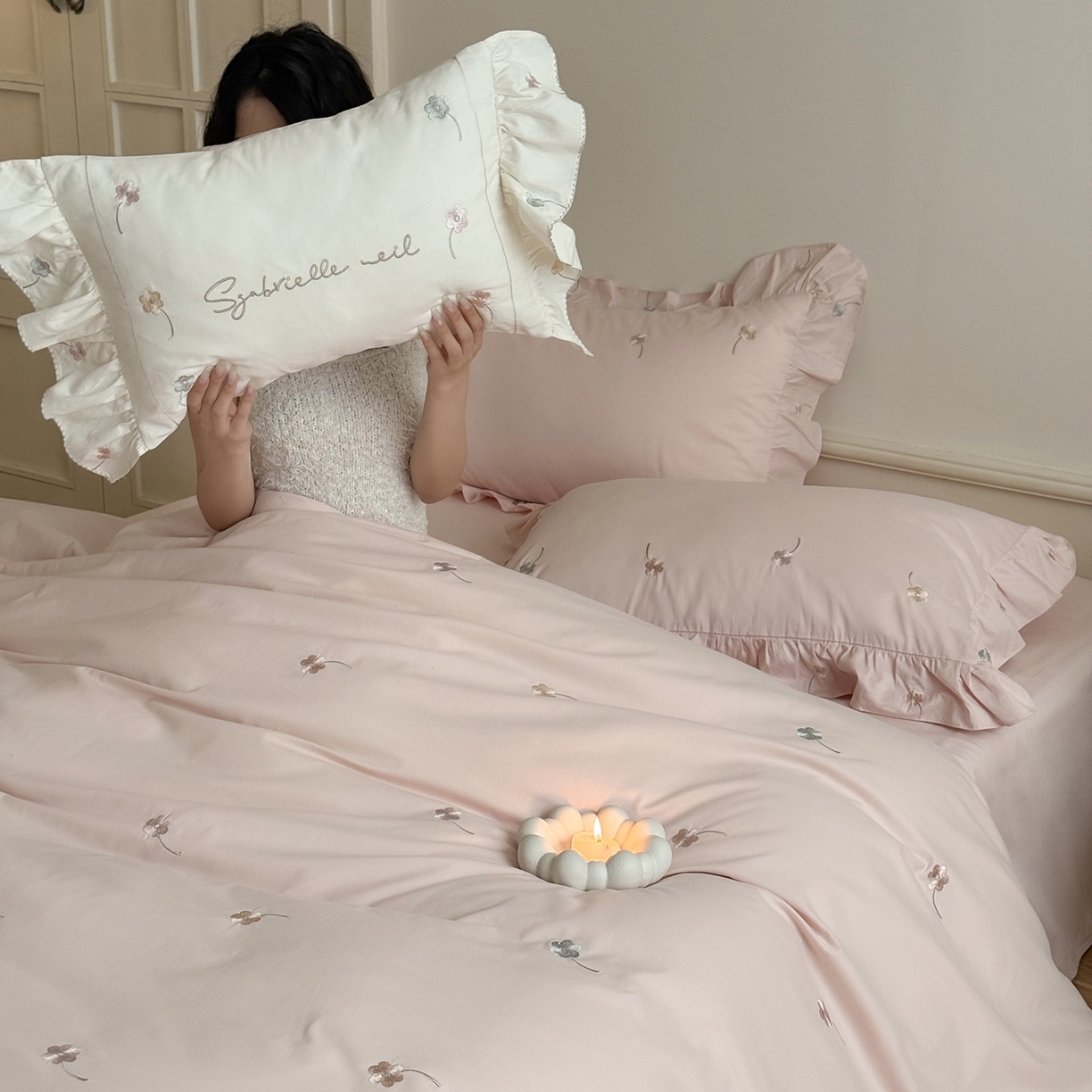 91家纺网 家纺一手货源 找家纺 鹿班家居 2025新款秋冬款100S全棉磨毛精密刺绣系列四件套-暖阳轻语（标准会员-20元） 粉色