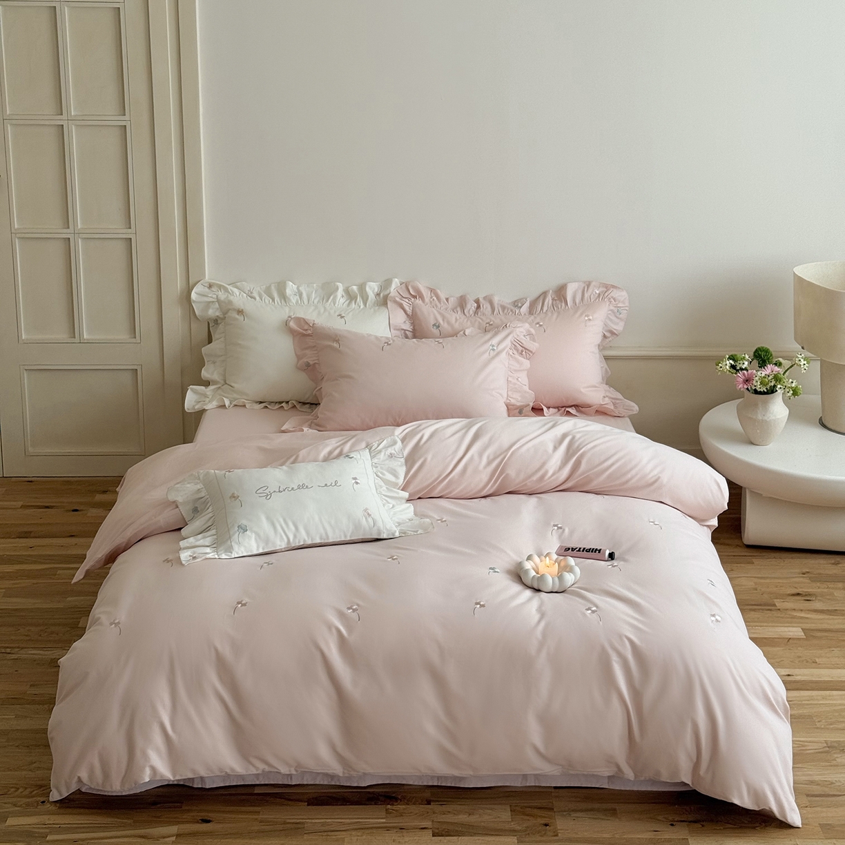 91家纺网 家纺一手货源 找家纺 鹿班家居 2025新款秋冬款100S全棉磨毛精密刺绣系列四件套-暖阳轻语（标准会员-20元） 粉色