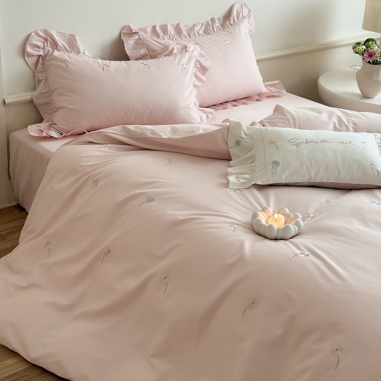 91家纺网 家纺一手货源 找家纺 鹿班家居 2025新款秋冬款100S全棉磨毛精密刺绣系列四件套-暖阳轻语（标准会员-20元） 粉色