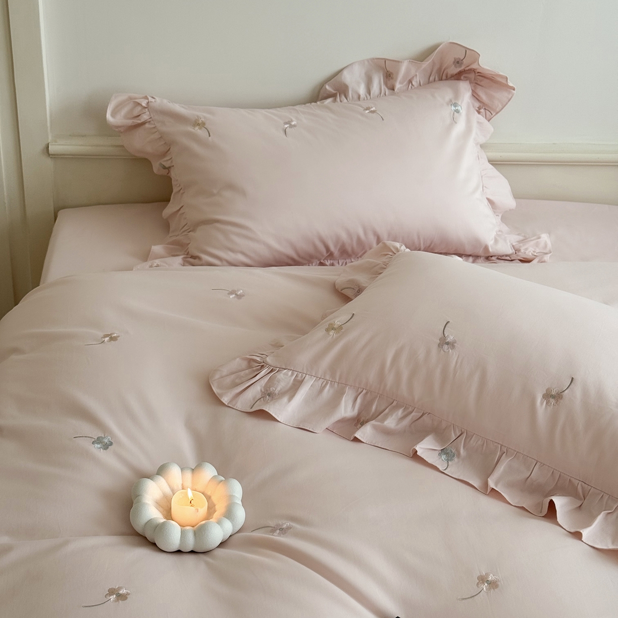 91家纺网 家纺一手货源 找家纺 鹿班家居 2025新款秋冬款100S全棉磨毛精密刺绣系列四件套-暖阳轻语（标准会员-20元） 粉色