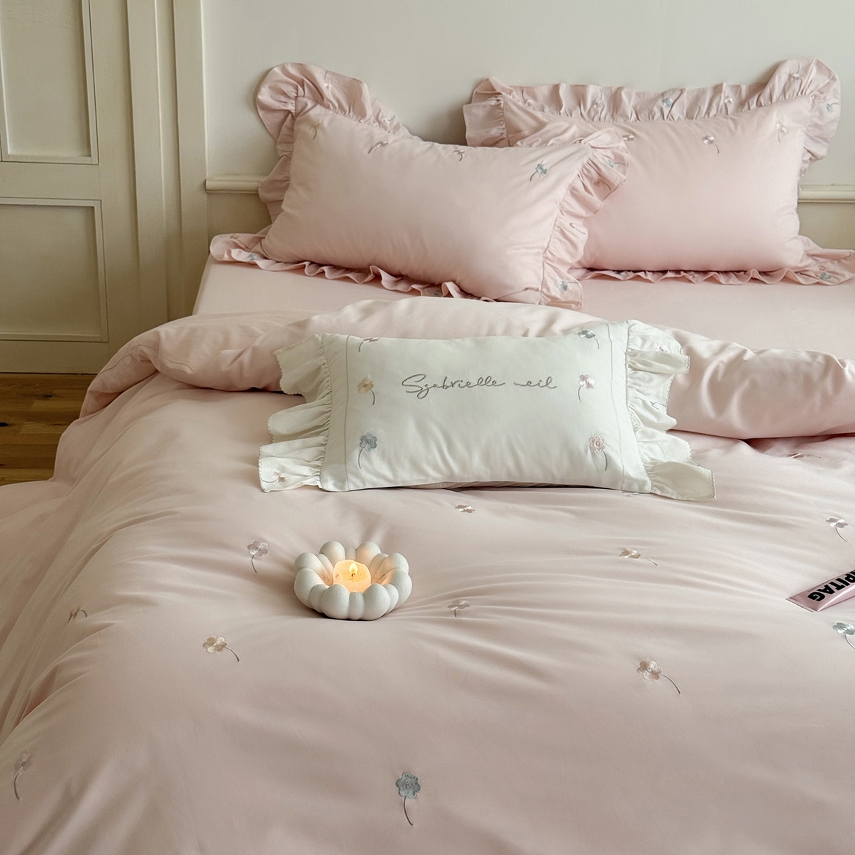 91家纺网 家纺一手货源 找家纺 鹿班家居 2025新款秋冬款100S全棉磨毛精密刺绣系列四件套-暖阳轻语（标准会员-20元） 粉色