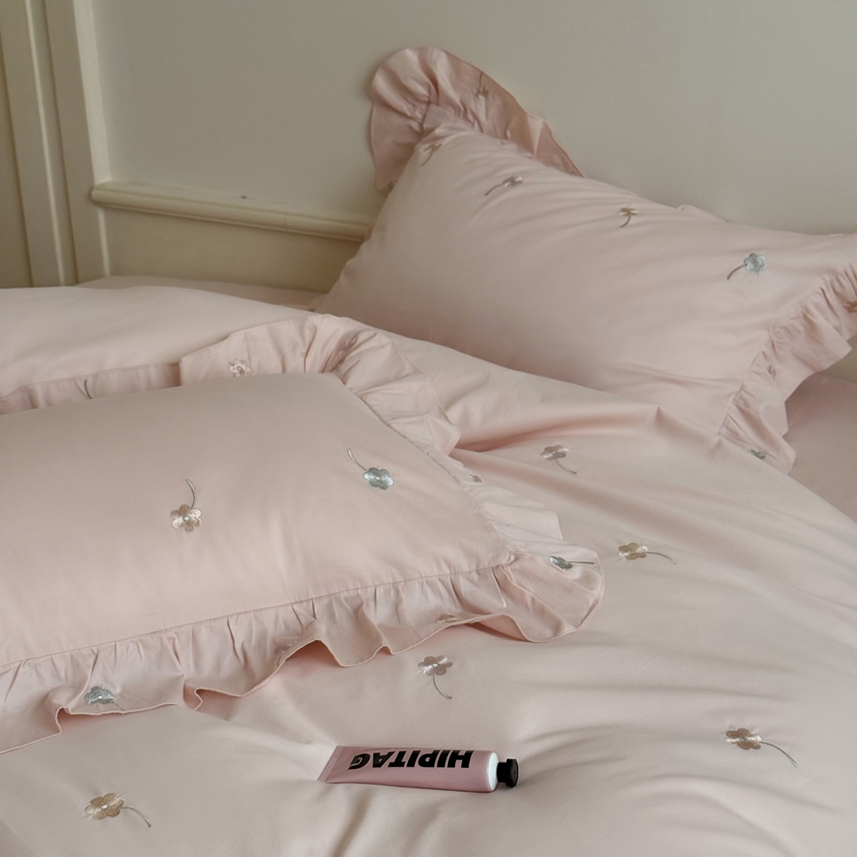 91家纺网 家纺一手货源 找家纺 鹿班家居 2025新款秋冬款100S全棉磨毛精密刺绣系列四件套-暖阳轻语（标准会员-20元） 粉色