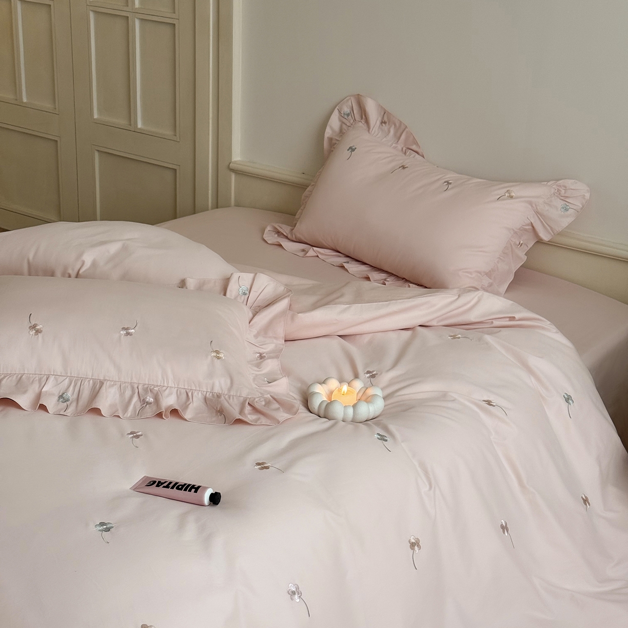 91家纺网 家纺一手货源 找家纺 鹿班家居 2025新款秋冬款100S全棉磨毛精密刺绣系列四件套-暖阳轻语（标准会员-20元） 粉色