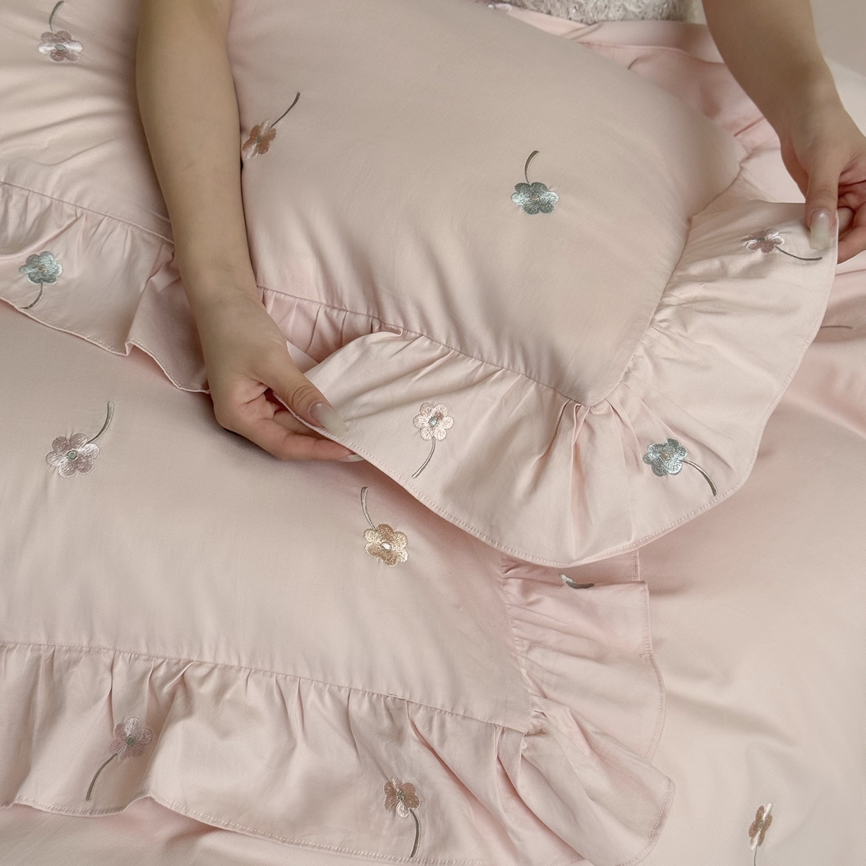 91家纺网 家纺一手货源 找家纺 鹿班家居 2025新款秋冬款100S全棉磨毛精密刺绣系列四件套-暖阳轻语（标准会员-20元） 粉色