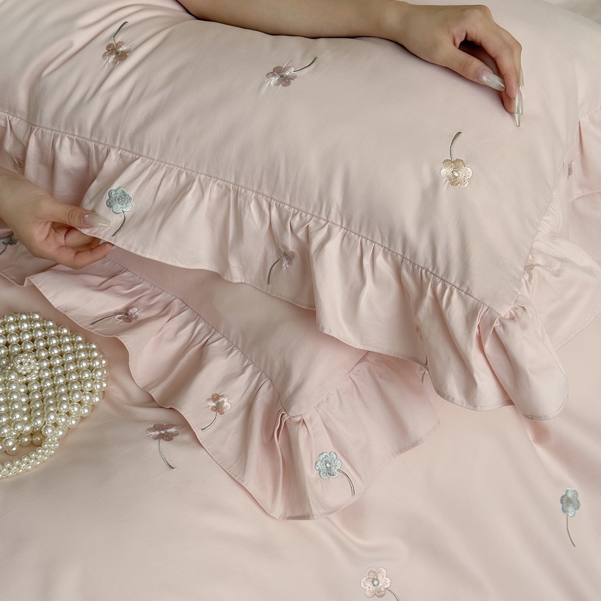 91家纺网 家纺一手货源 找家纺 鹿班家居 2025新款秋冬款100S全棉磨毛精密刺绣系列四件套-暖阳轻语（标准会员-20元） 粉色