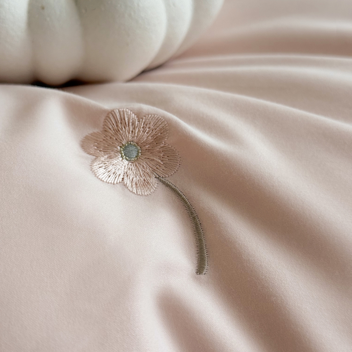 91家纺网 家纺一手货源 找家纺 鹿班家居 2025新款秋冬款100S全棉磨毛精密刺绣系列四件套-暖阳轻语（标准会员-20元） 粉色