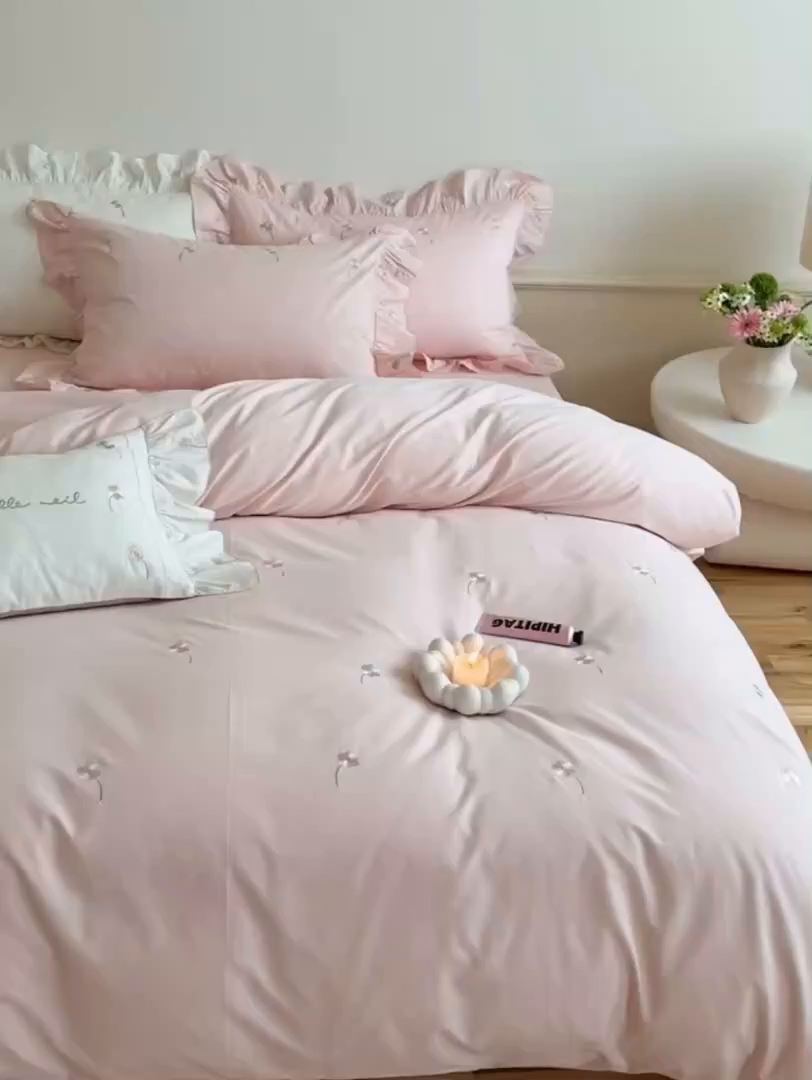 91家纺网 家纺一手货源 找家纺 鹿班家居 2025新款秋冬款100S全棉磨毛精密刺绣系列四件套-暖阳轻语（标准会员-20元） 粉色