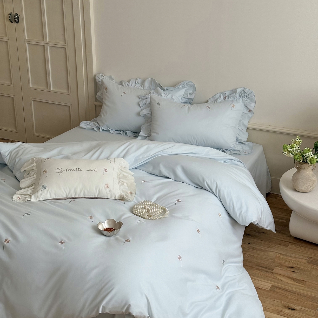 91家纺网 家纺一手货源 找家纺 鹿班家居 2025新款秋冬款100S全棉磨毛精密刺绣系列四件套-暖阳轻语（标准会员-20元） 蓝色