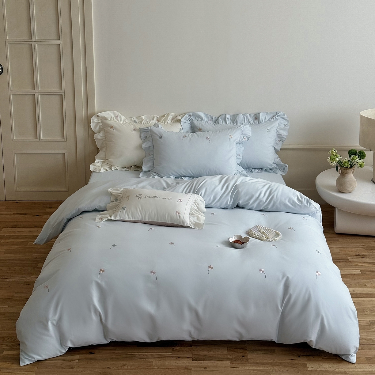 91家纺网 家纺一手货源 找家纺 鹿班家居 2025新款秋冬款100S全棉磨毛精密刺绣系列四件套-暖阳轻语（标准会员-20元） 蓝色