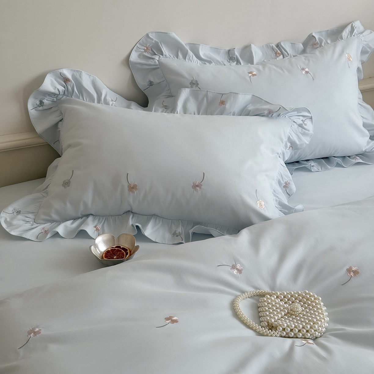 91家纺网 家纺一手货源 找家纺 鹿班家居 2025新款秋冬款100S全棉磨毛精密刺绣系列四件套-暖阳轻语（标准会员-20元） 蓝色