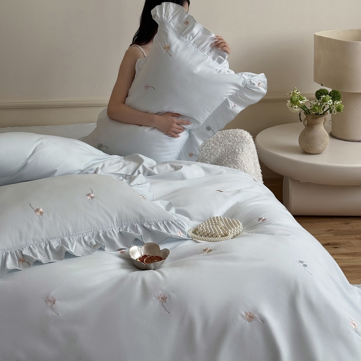 91家纺网 家纺一手货源 找家纺 鹿班家居 2025新款秋冬款100S全棉磨毛精密刺绣系列四件套-暖阳轻语（标准会员-20元） 蓝色