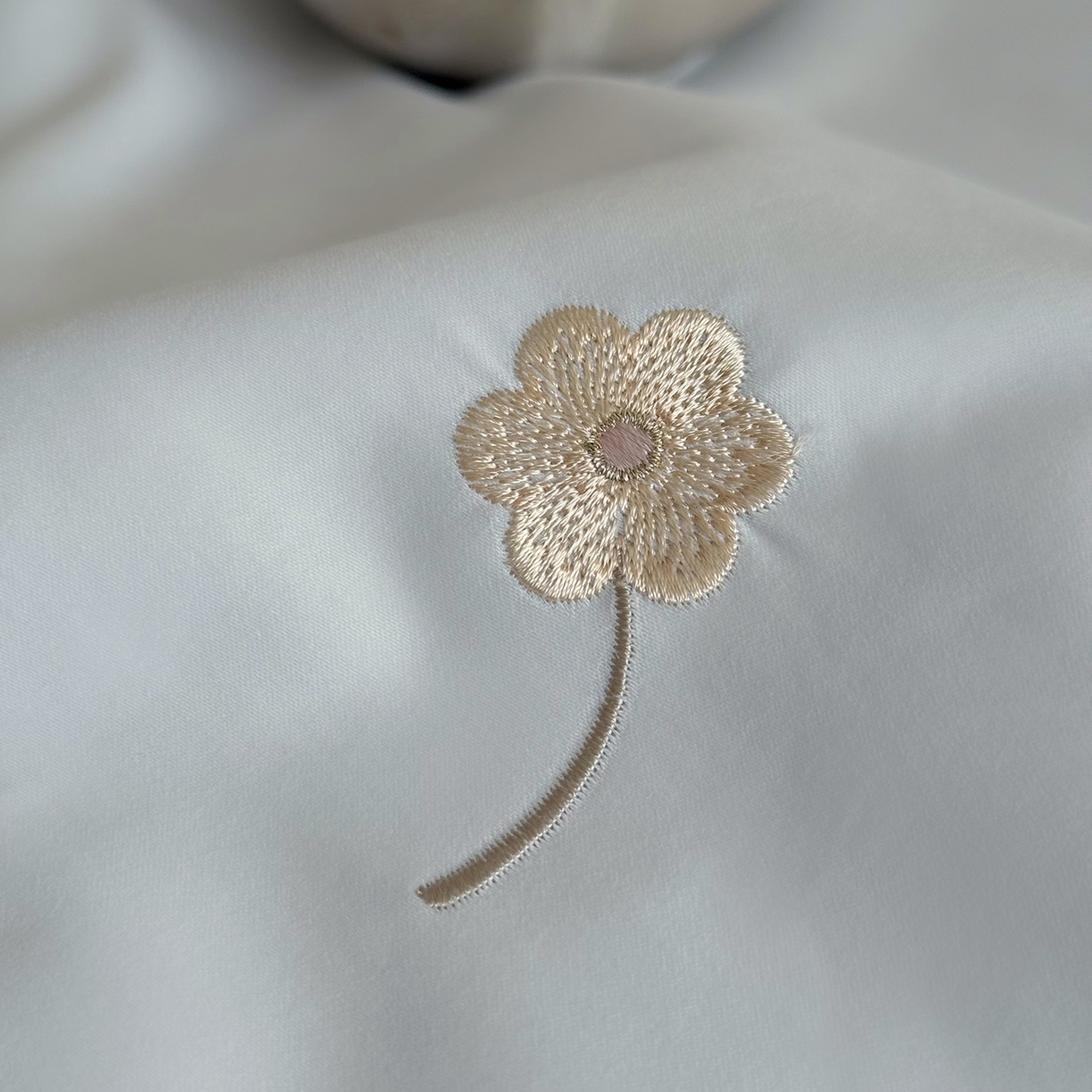 91家纺网 家纺一手货源 找家纺 鹿班家居 2025新款秋冬款100S全棉磨毛精密刺绣系列四件套-暖阳轻语（标准会员-20元） 蓝色