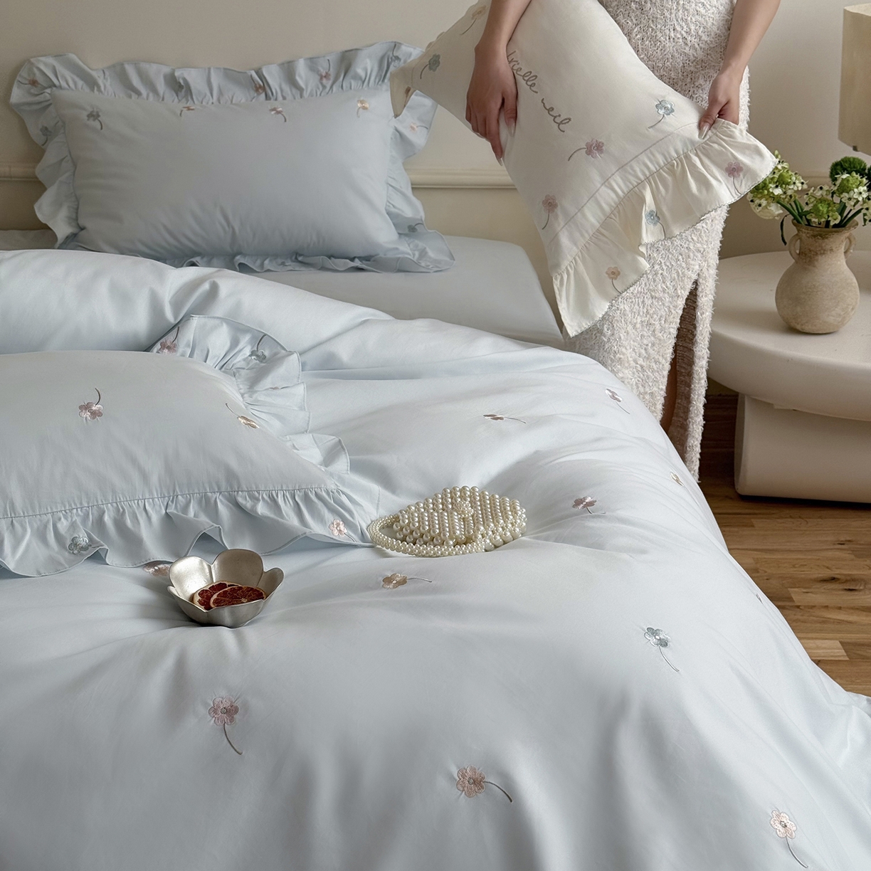 91家纺网 家纺一手货源 找家纺 鹿班家居 2025新款秋冬款100S全棉磨毛精密刺绣系列四件套-暖阳轻语（标准会员-20元） 蓝色