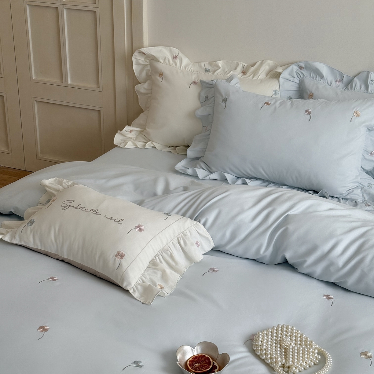 91家纺网 家纺一手货源 找家纺 鹿班家居 2025新款秋冬款100S全棉磨毛精密刺绣系列四件套-暖阳轻语（标准会员-20元） 蓝色