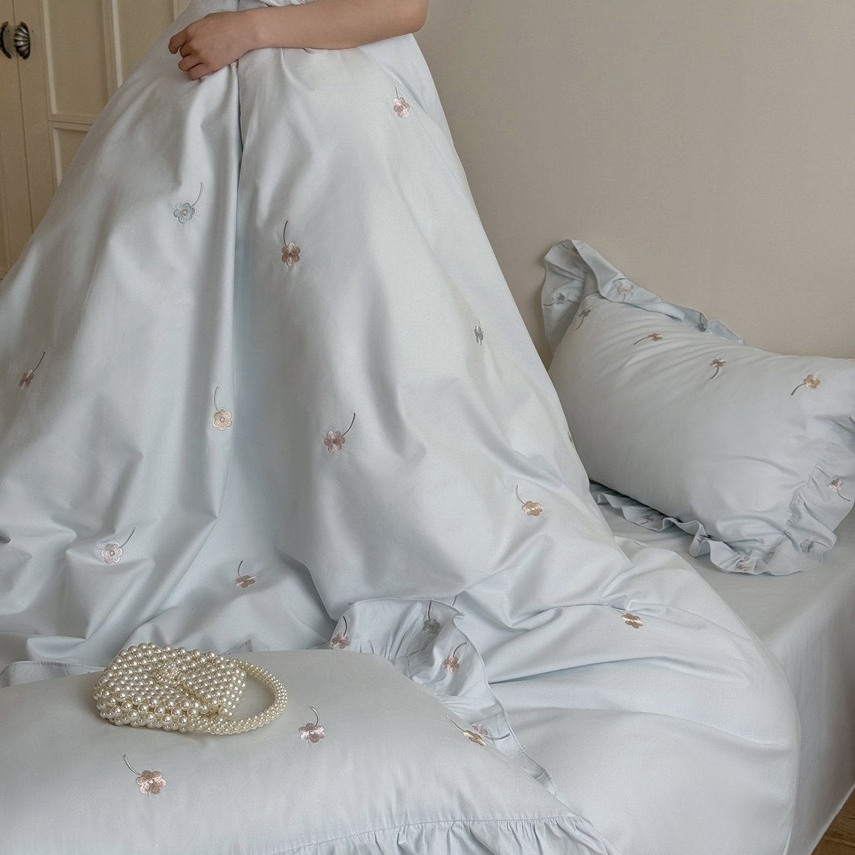 91家纺网 家纺一手货源 找家纺 鹿班家居 2025新款秋冬款100S全棉磨毛精密刺绣系列四件套-暖阳轻语（标准会员-20元） 蓝色