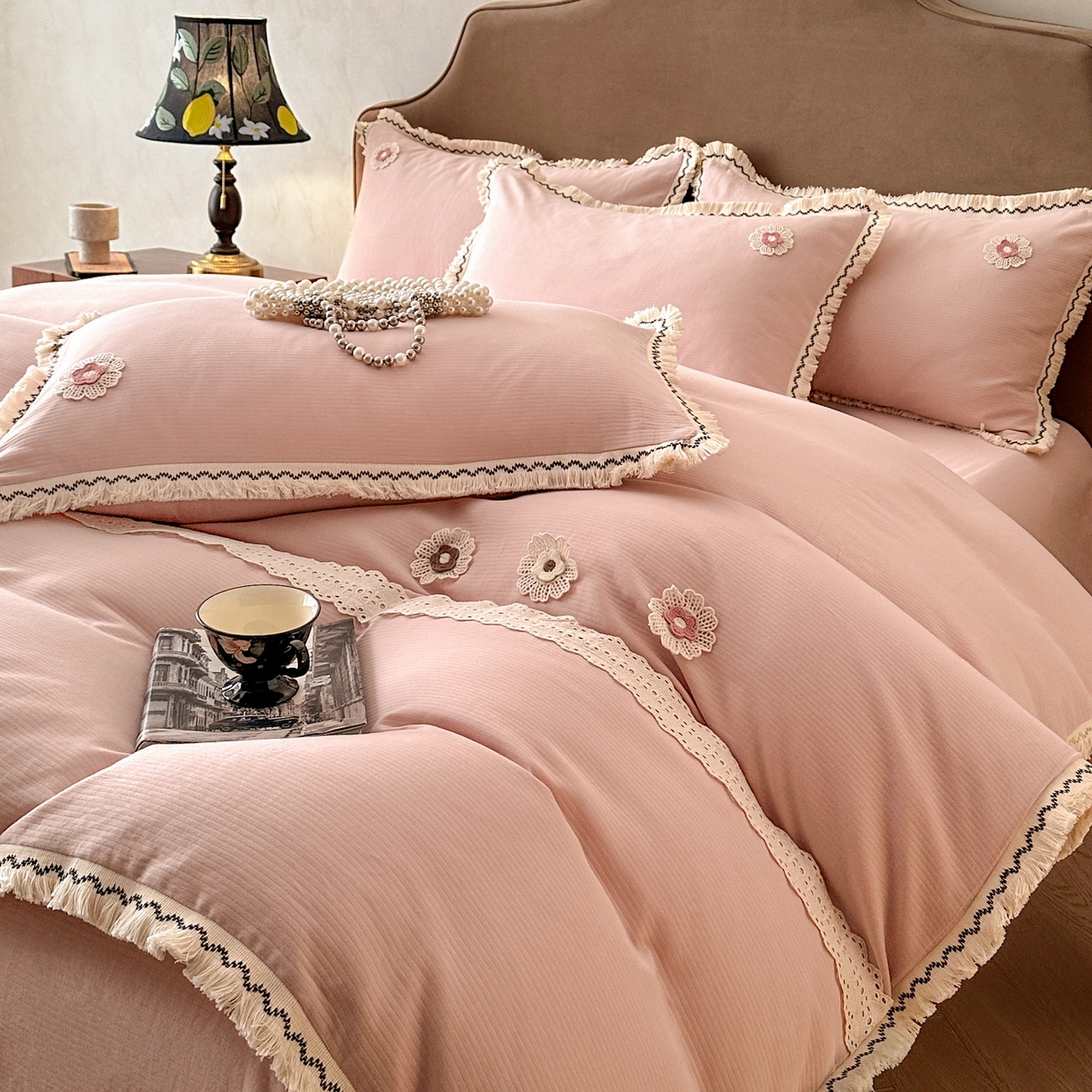 91家纺网 家纺一手货源 找家纺 慕晨 2025新款小提花全棉磨毛四件套小清新花边公主风小碎花浪漫小红书直播热款 薇尔-粉