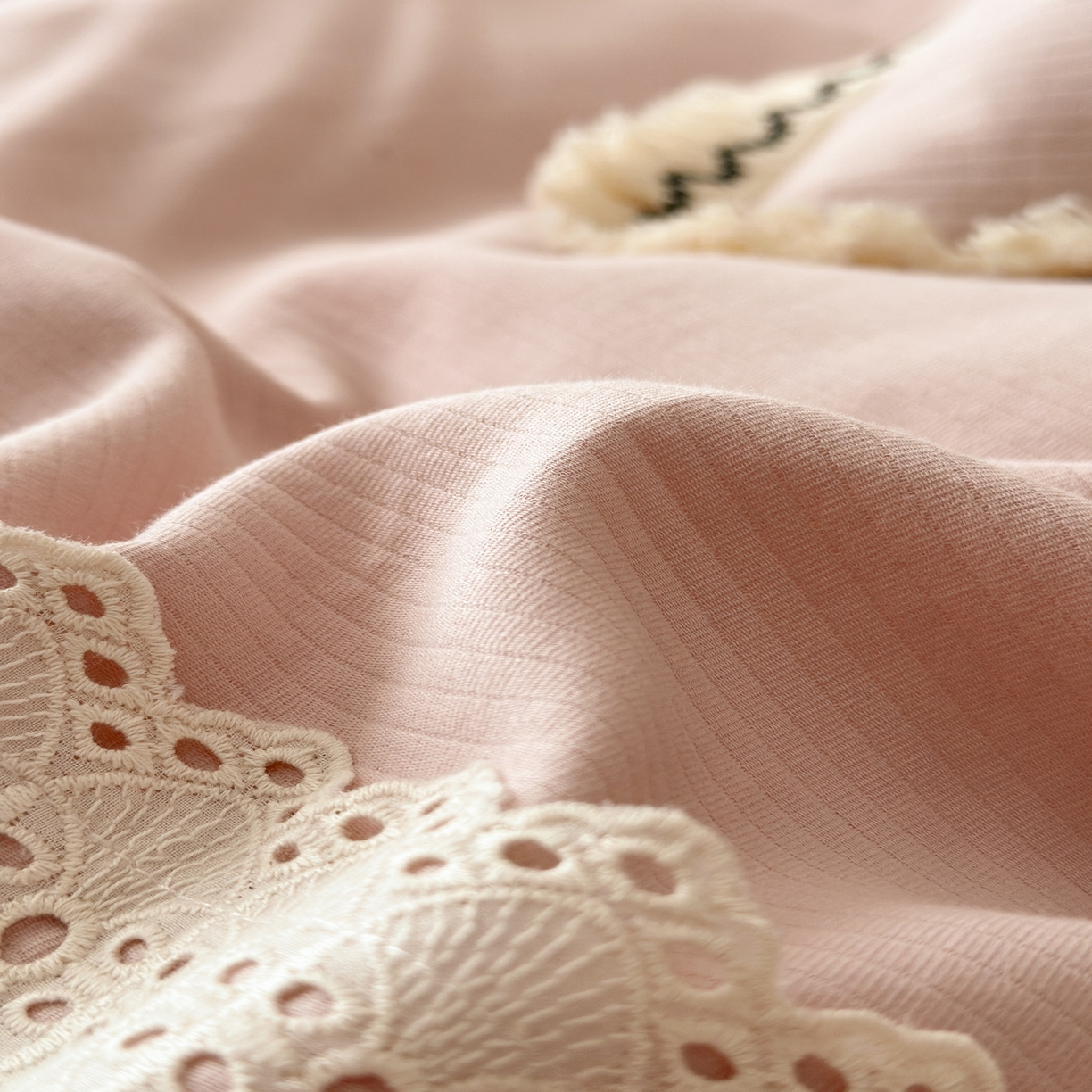 91家纺网 家纺一手货源 找家纺 慕晨 2025新款小提花全棉磨毛四件套小清新花边公主风小碎花浪漫小红书直播热款 薇尔-粉