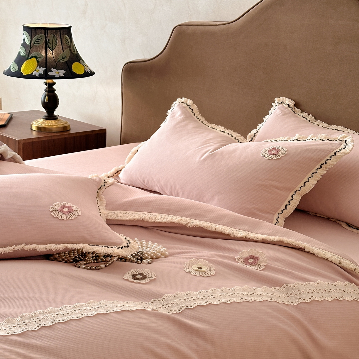 91家纺网 家纺一手货源 找家纺 慕晨 2025新款小提花全棉磨毛四件套小清新花边公主风小碎花浪漫小红书直播热款 薇尔-粉