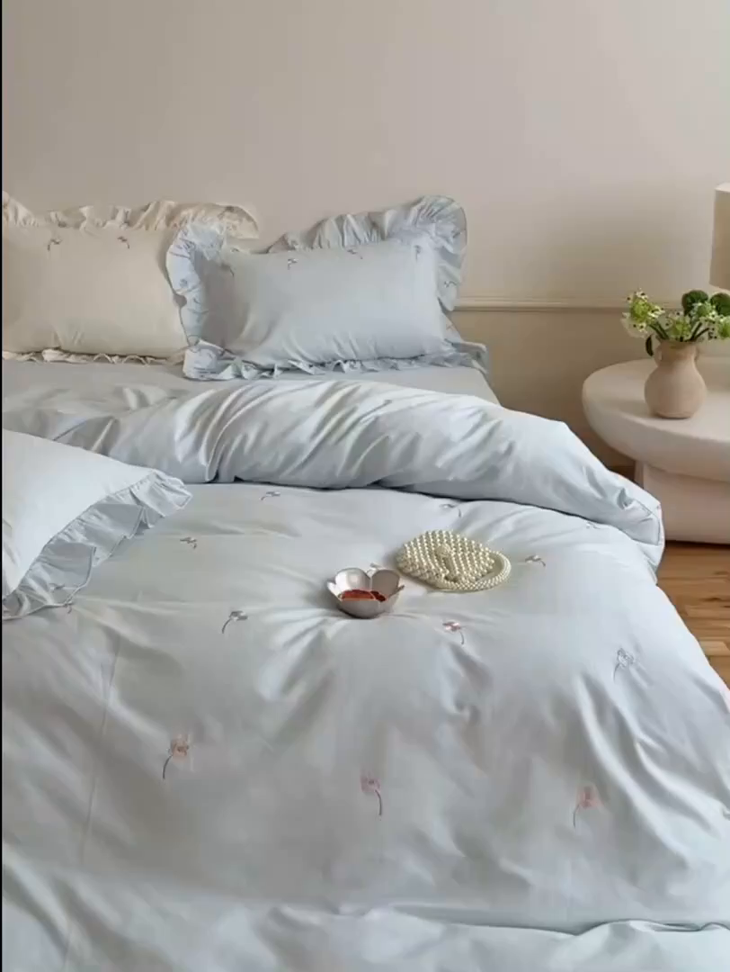 91家纺网 家纺一手货源 找家纺 鹿班家居 2025新款秋冬款100S全棉磨毛精密刺绣系列四件套-暖阳轻语（标准会员-20元） 蓝色