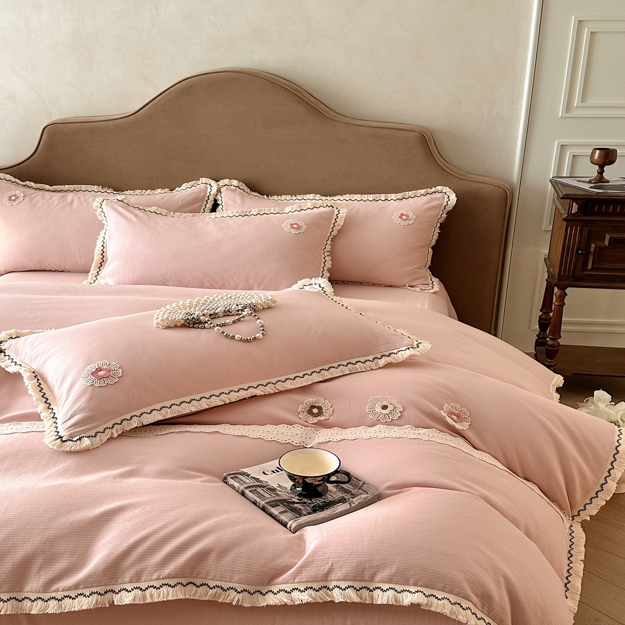 91家纺网 家纺一手货源 找家纺 慕晨 2025新款小提花全棉磨毛四件套小清新花边公主风小碎花浪漫小红书直播热款 薇尔-粉