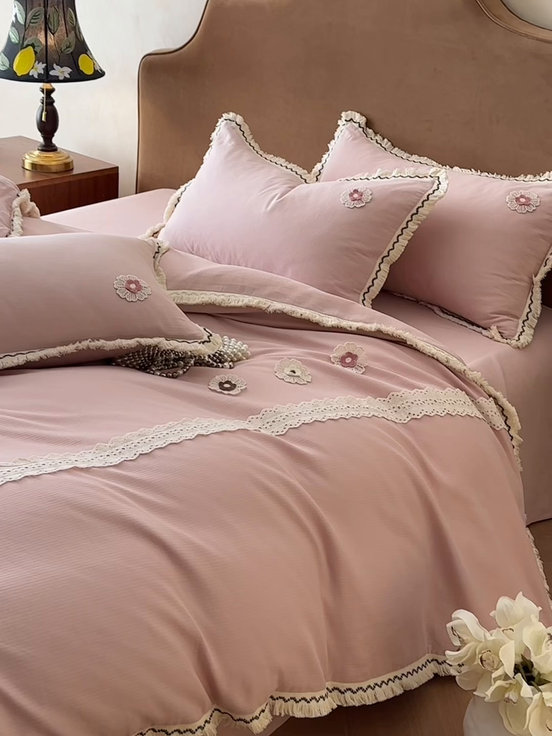 91家纺网 家纺一手货源 找家纺 慕晨 2025新款小提花全棉磨毛四件套小清新花边公主风小碎花浪漫小红书直播热款 薇尔-粉