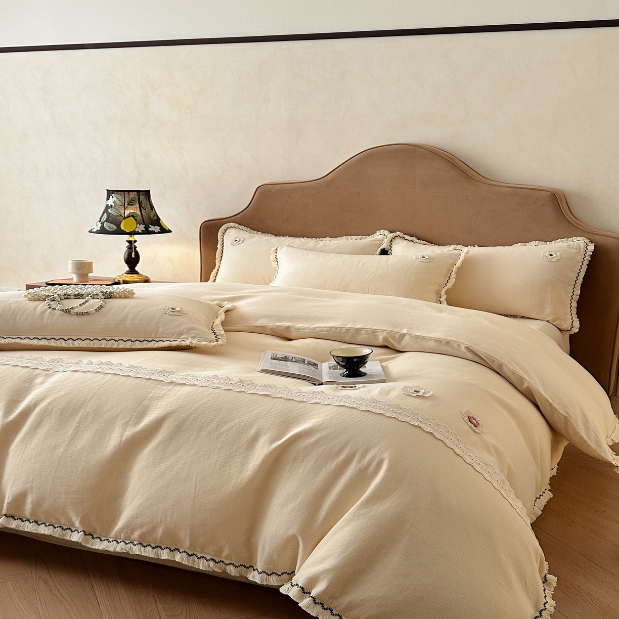 91家纺网 家纺一手货源 找家纺 慕晨 2025新款小提花全棉磨毛四件套小清新花边公主风小碎花浪漫小红书直播热款 薇尔-白