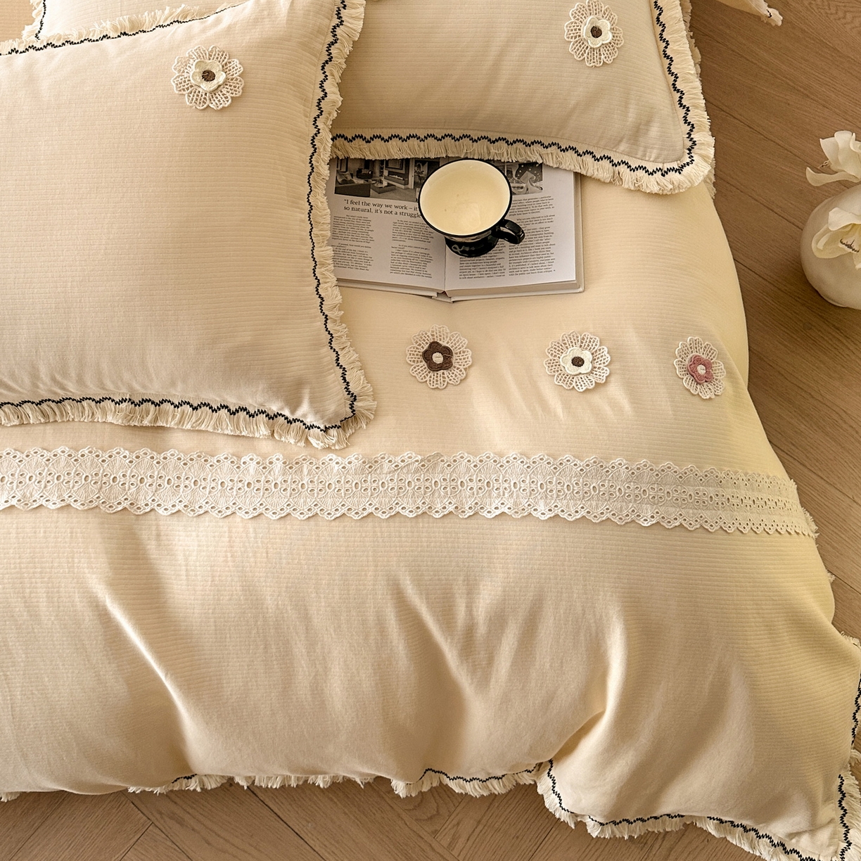 91家纺网 家纺一手货源 找家纺 慕晨 2025新款小提花全棉磨毛四件套小清新花边公主风小碎花浪漫小红书直播热款 薇尔-白