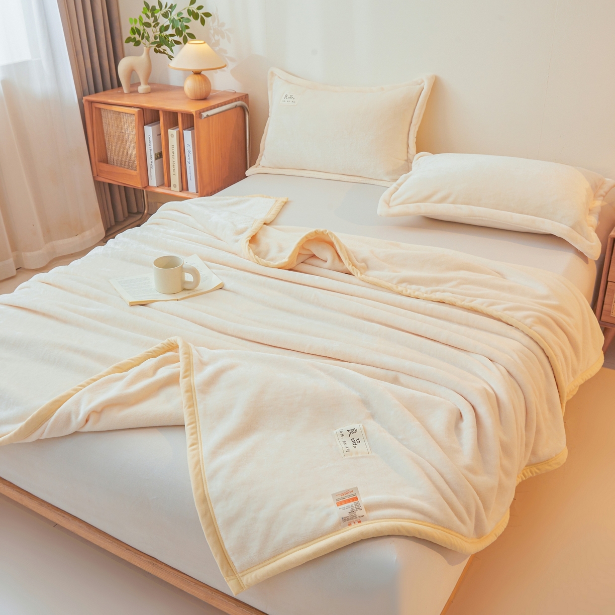 91家纺网 家纺一手货源 找家纺 缦吉 2025新款加厚牛奶绒双面四季多功能毛毯毯子 米白色