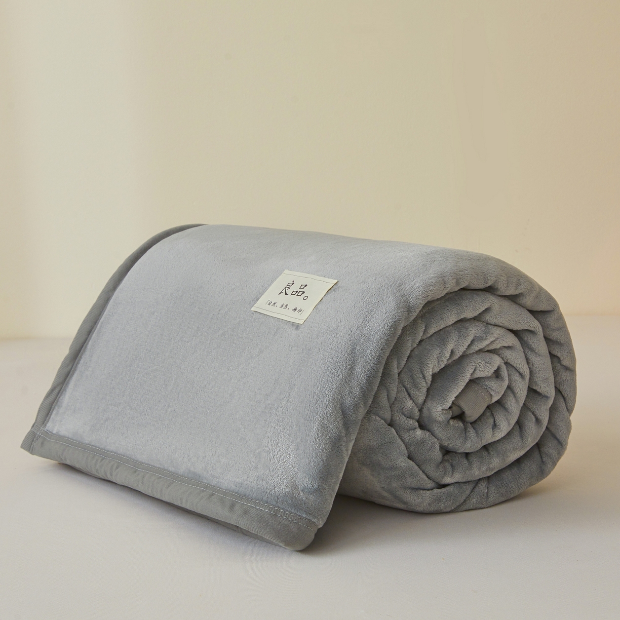 91家纺网 家纺一手货源 找家纺 缦吉 2025新款加厚牛奶绒双面四季多功能毛毯毯子 浅灰色