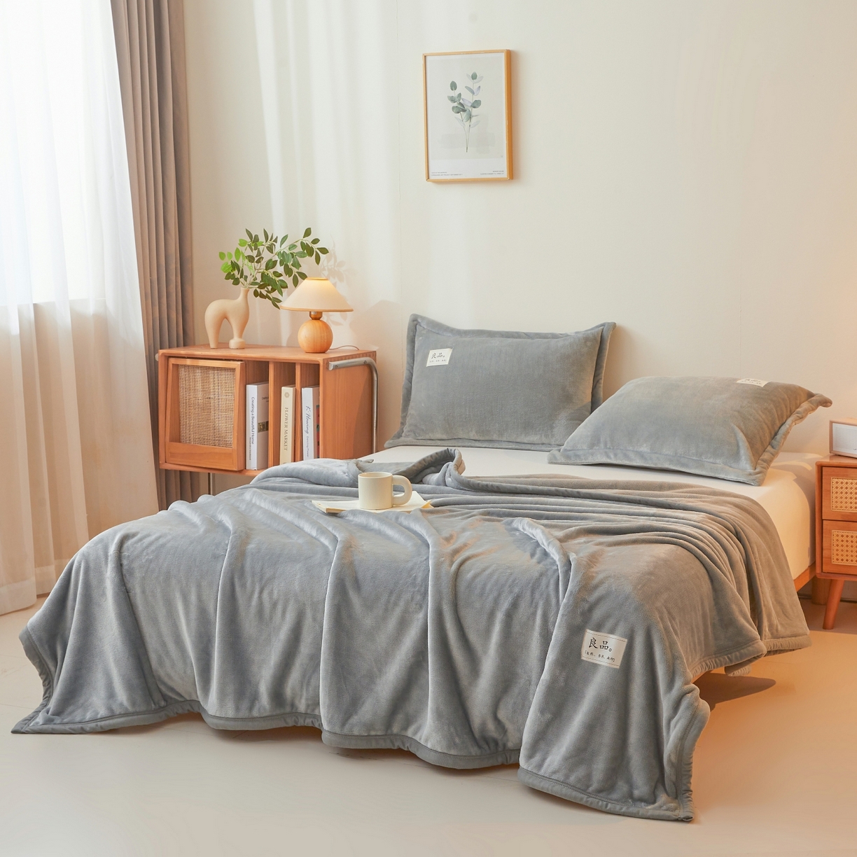 91家纺网 家纺一手货源 找家纺 缦吉 2025新款加厚牛奶绒双面四季多功能毛毯毯子 浅灰色