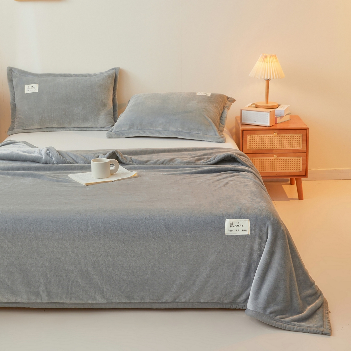 91家纺网 家纺一手货源 找家纺 缦吉 2025新款加厚牛奶绒双面四季多功能毛毯毯子 浅灰色