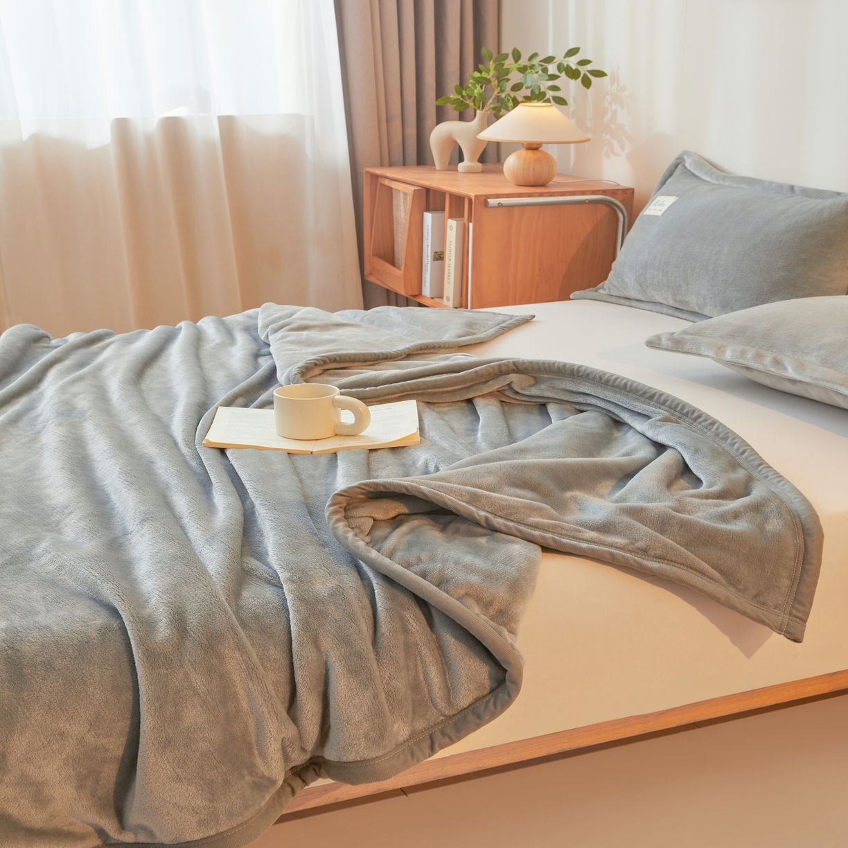 91家纺网 家纺一手货源 找家纺 缦吉 2025新款加厚牛奶绒双面四季多功能毛毯毯子 浅灰色