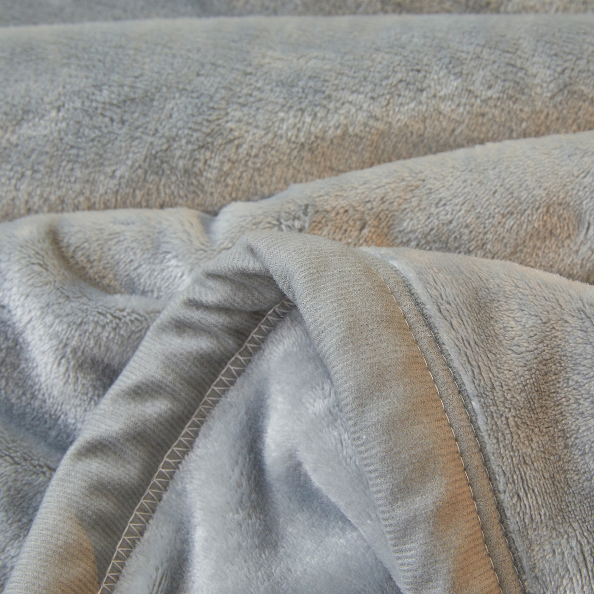 91家纺网 家纺一手货源 找家纺 缦吉 2025新款加厚牛奶绒双面四季多功能毛毯毯子 浅灰色