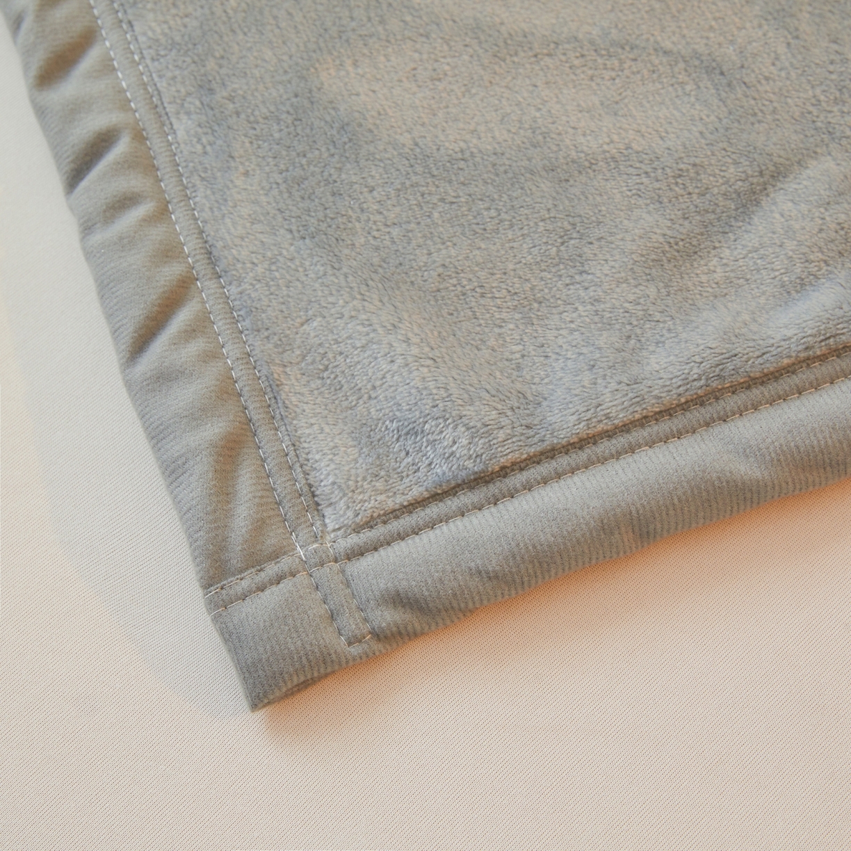 91家纺网 家纺一手货源 找家纺 缦吉 2025新款加厚牛奶绒双面四季多功能毛毯毯子 浅灰色