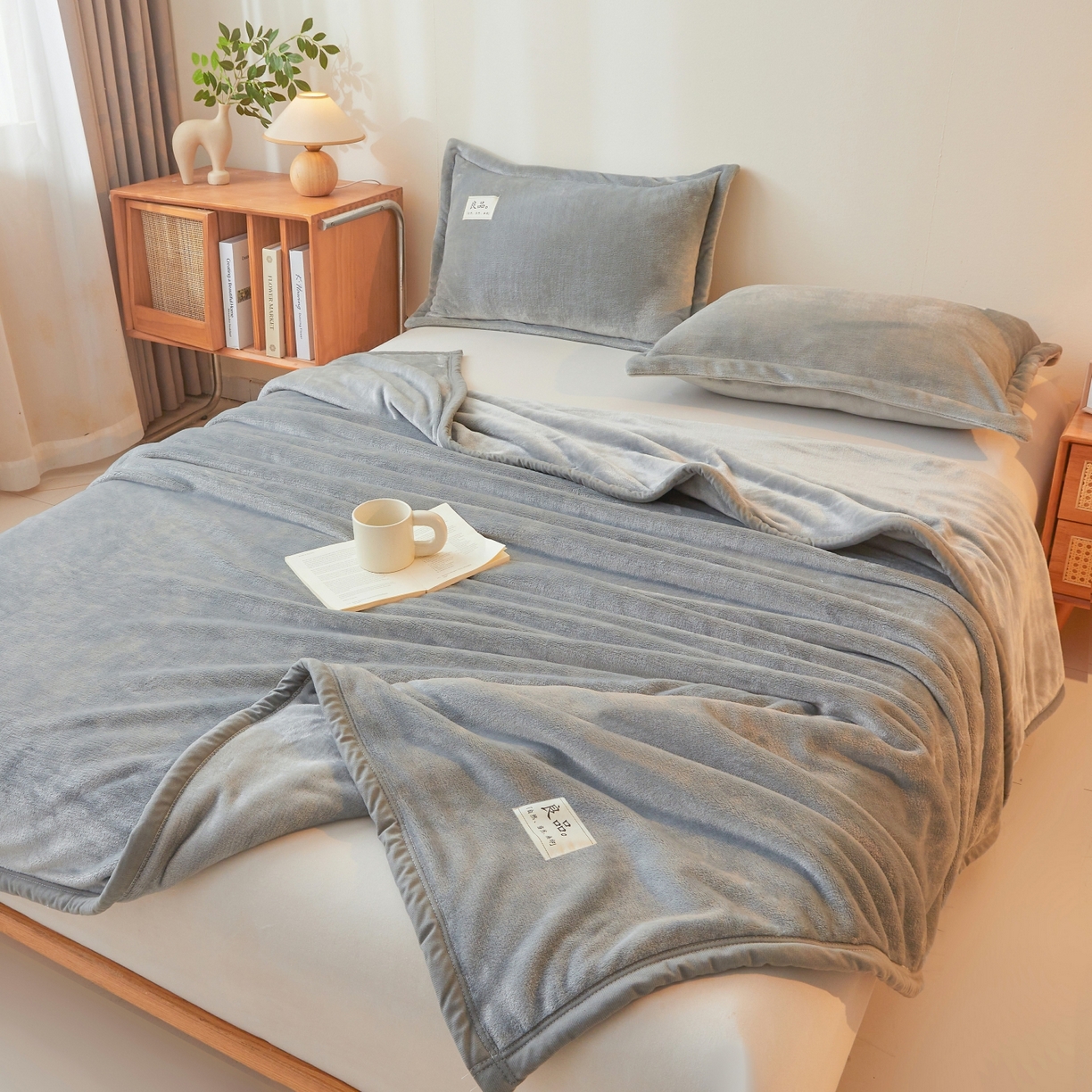 91家纺网 家纺一手货源 找家纺 缦吉 2025新款加厚牛奶绒双面四季多功能毛毯毯子 浅灰色