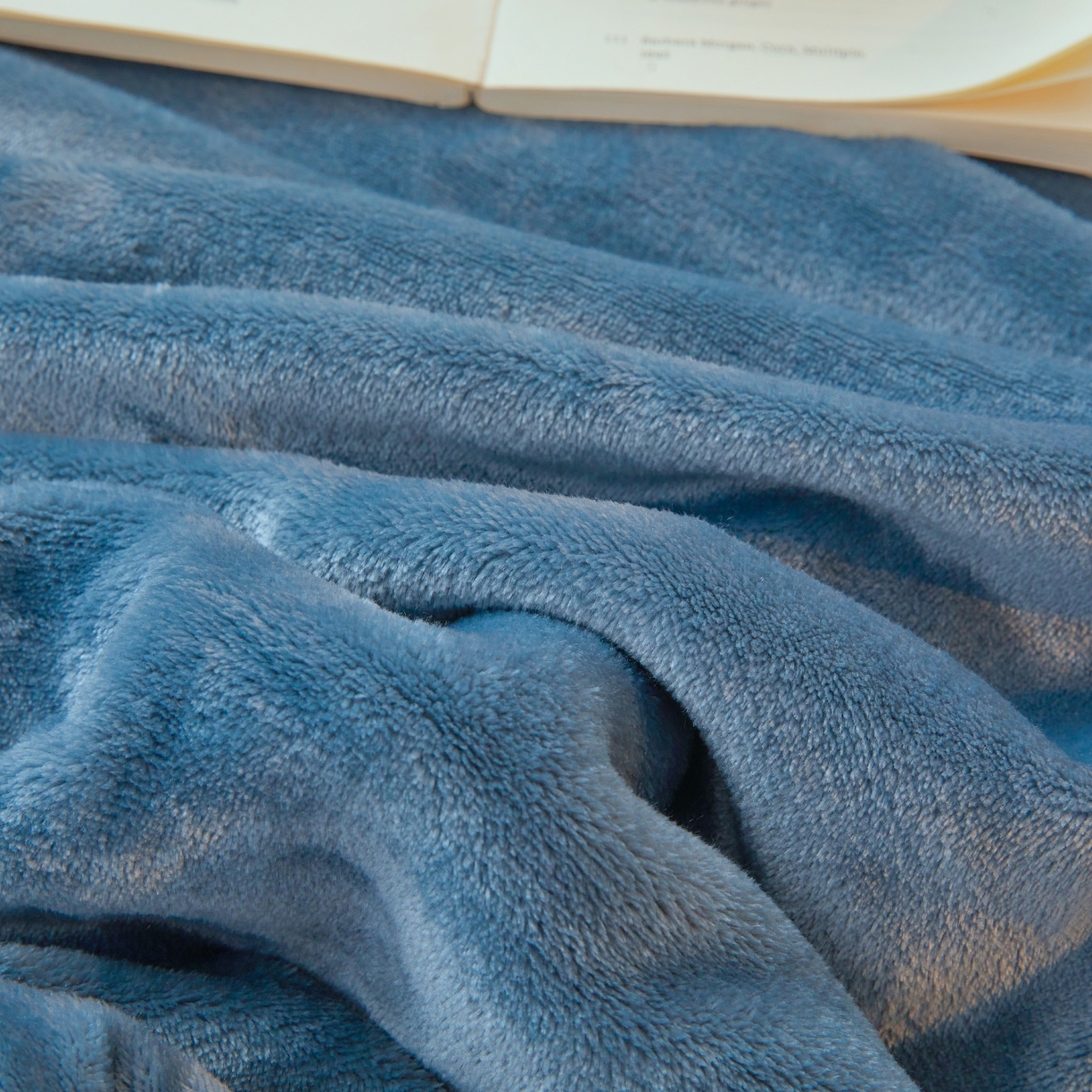 91家纺网 家纺一手货源 找家纺 缦吉 2025新款加厚牛奶绒双面四季多功能毛毯毯子 藏蓝色