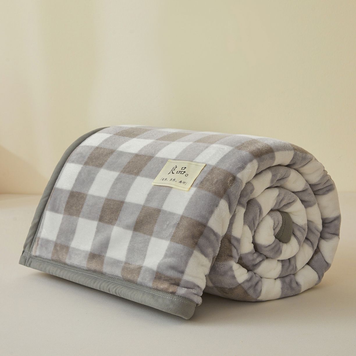 91家纺网 家纺一手货源 找家纺 缦吉 2025新款加厚牛奶绒双面四季多功能毛毯毯子 灰大格