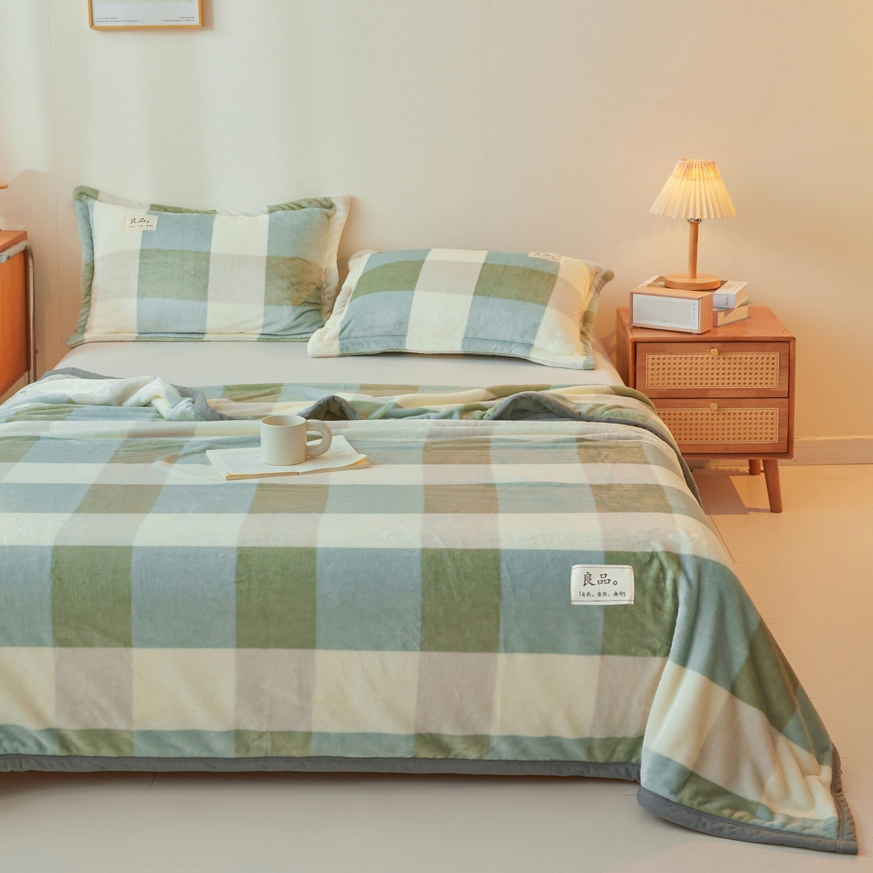 91家纺网 家纺一手货源 找家纺 缦吉 2025新款加厚牛奶绒双面四季多功能毛毯毯子 绿大格