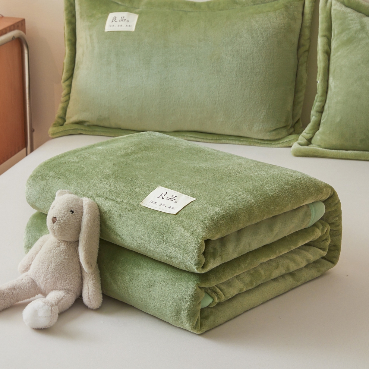 91家纺网 家纺一手货源 找家纺 缦吉 2025新款加厚牛奶绒双面四季多功能毛毯毯子 抹茶绿