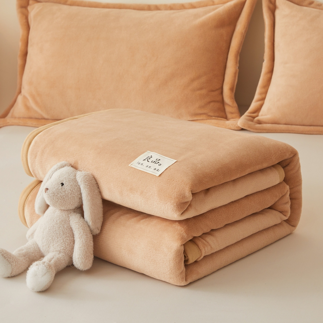 91家纺网 家纺一手货源 找家纺 缦吉 2025新款加厚牛奶绒双面四季多功能毛毯毯子 卡其色