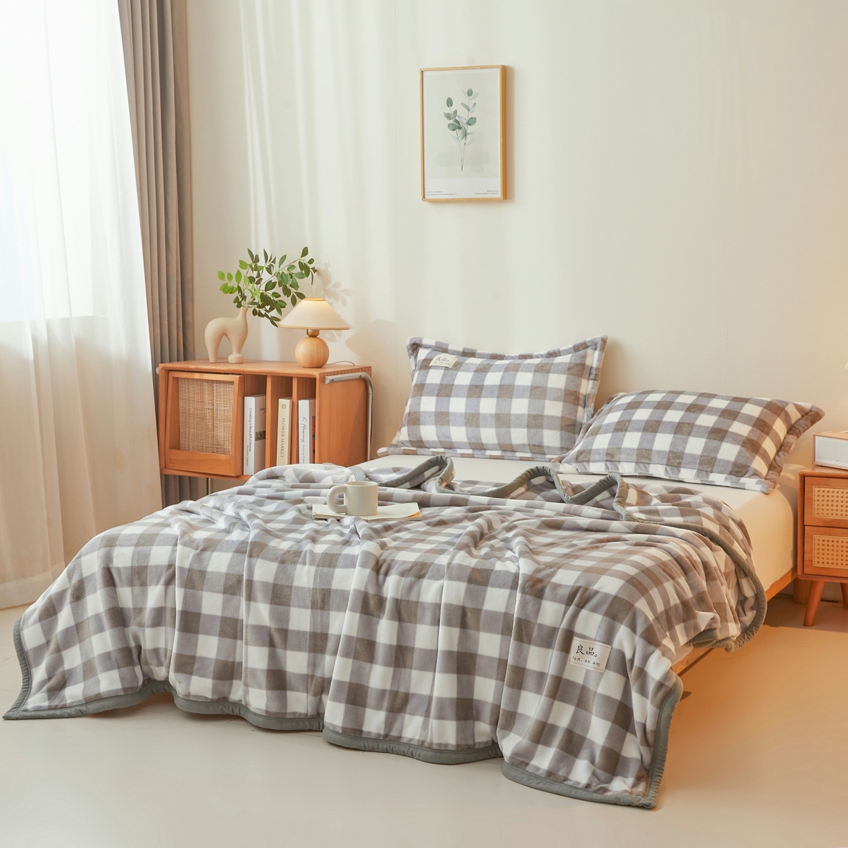 91家纺网 家纺一手货源 找家纺 缦吉 2025新款加厚牛奶绒双面四季多功能毛毯毯子 灰大格