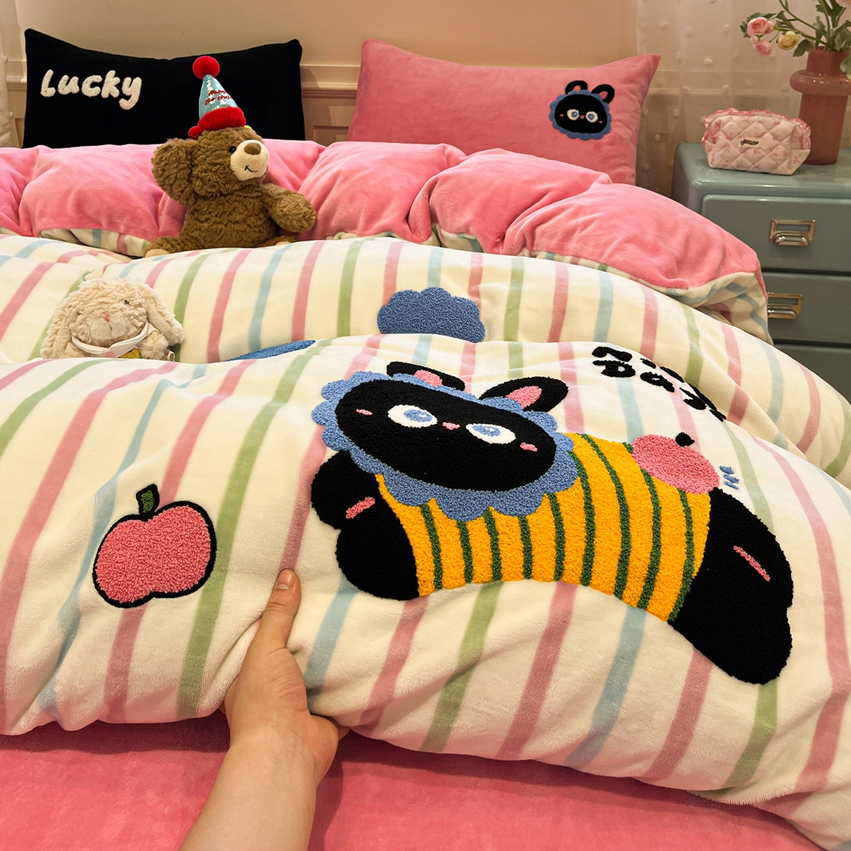 91家纺网 家纺一手货源 找家纺 （总）蓝邻家纺 2025新款牛奶绒卡通毛巾绣四件套