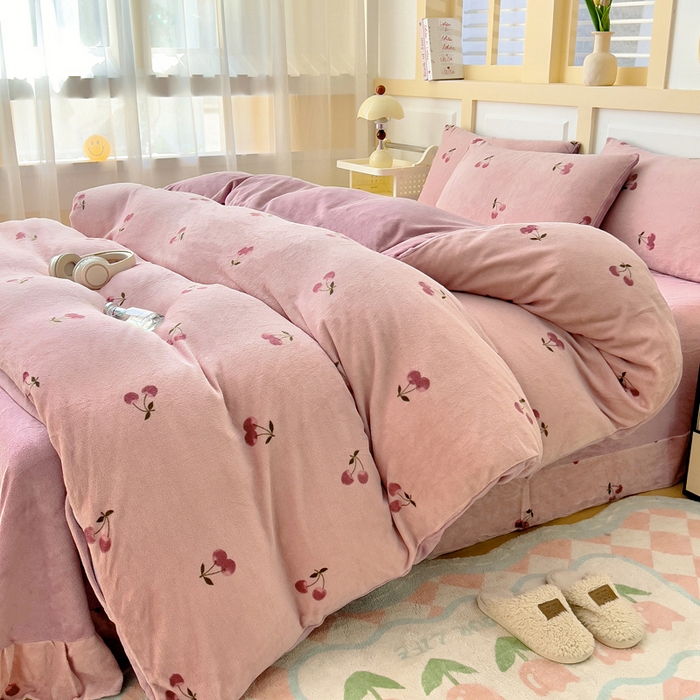 91家纺网 家纺一手货源 找家纺 找底底家纺 2025新款牛奶绒四件套（日发50套优惠8元一套） 小樱桃