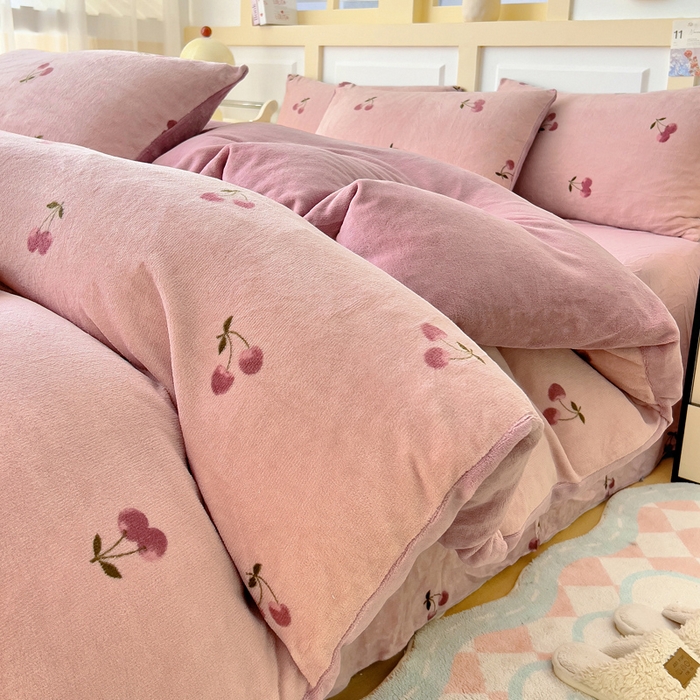 91家纺网 家纺一手货源 找家纺 找底底家纺 2025新款牛奶绒四件套（日发50套优惠8元一套） 小樱桃