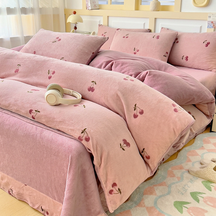 91家纺网 家纺一手货源 找家纺 找底底家纺 2025新款牛奶绒四件套（日发50套优惠8元一套） 小樱桃