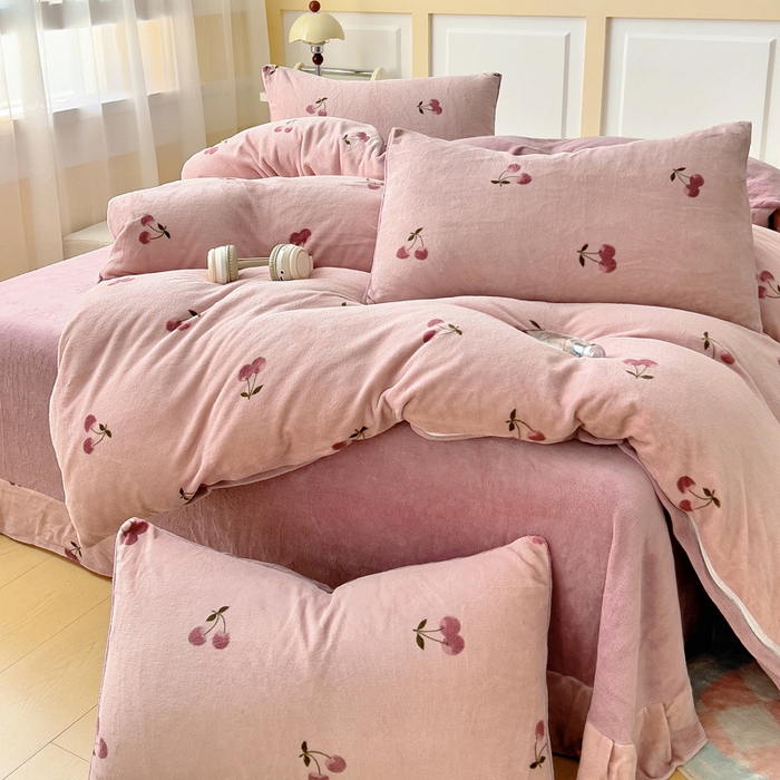 91家纺网 家纺一手货源 找家纺 找底底家纺 2025新款牛奶绒四件套（日发50套优惠8元一套） 小樱桃