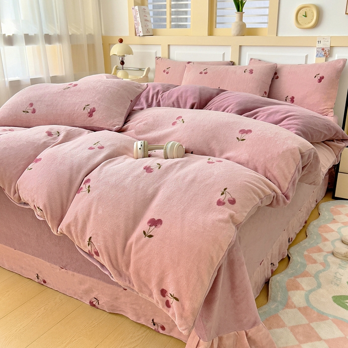 91家纺网 家纺一手货源 找家纺 找底底家纺 2025新款牛奶绒四件套（日发50套优惠8元一套） 小樱桃