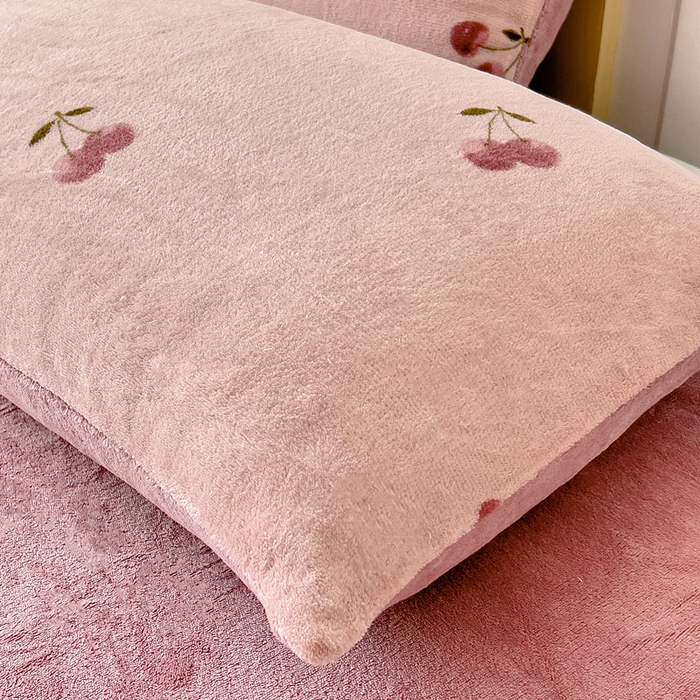 91家纺网 家纺一手货源 找家纺 找底底家纺 2025新款牛奶绒四件套（日发50套优惠8元一套） 小樱桃