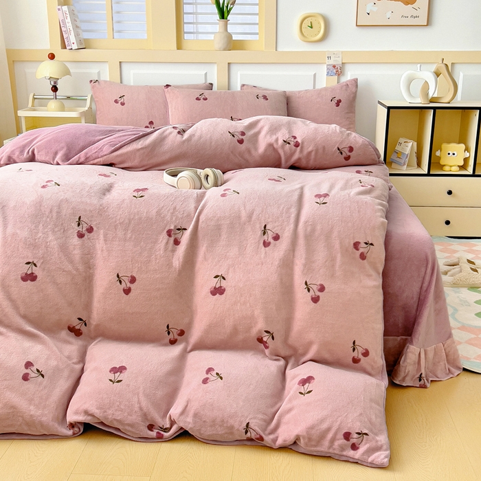 91家纺网 家纺一手货源 找家纺 找底底家纺 2025新款牛奶绒四件套（日发50套优惠8元一套） 小樱桃