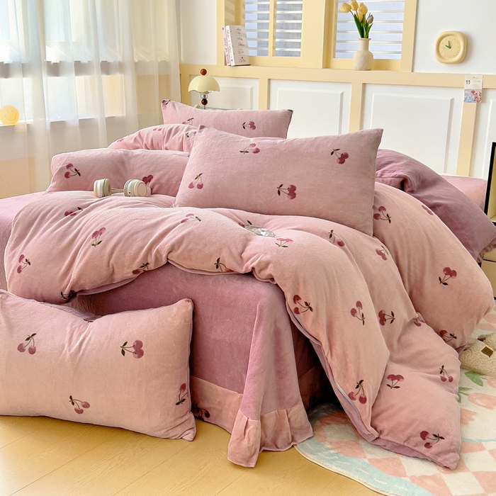 91家纺网 家纺一手货源 找家纺 找底底家纺 2025新款牛奶绒四件套（日发50套优惠8元一套） 小樱桃